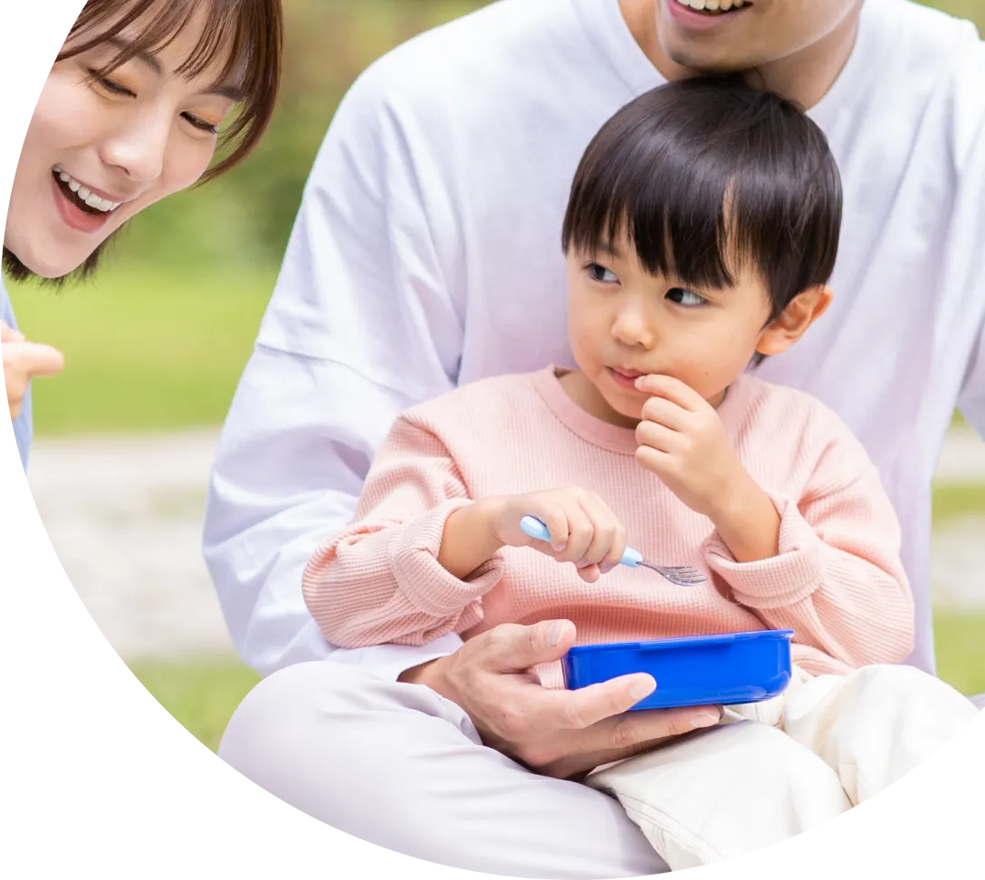 家族でお弁当を楽しむ子どもの笑顔