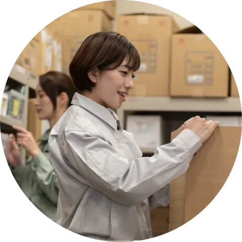 倉庫で作業する笑顔のスタッフ
