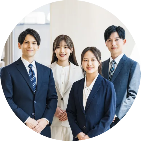 スーツ姿の若手社員4名の集合写真